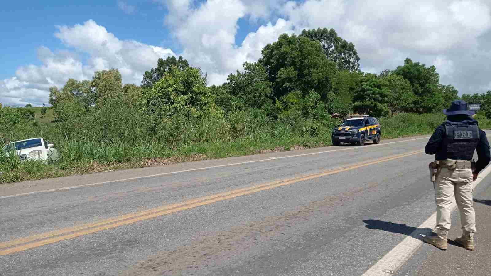 Carro roubado: em perseguição, dupla troca tiros com a polícia na BR-101