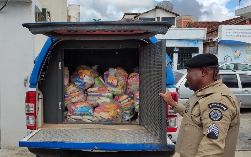 87ª CIPM entrega em Teixeira de Freitas alimentos da Campanha Força Solidária