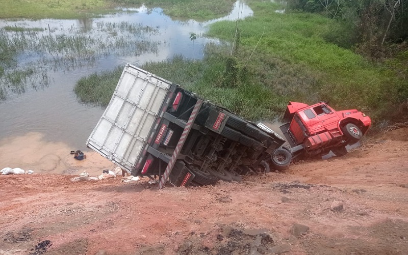 Itamaraju: Carreta com carga de óleo tomba em trecho de desvio da BR 101 e carga foi saqueada por populares