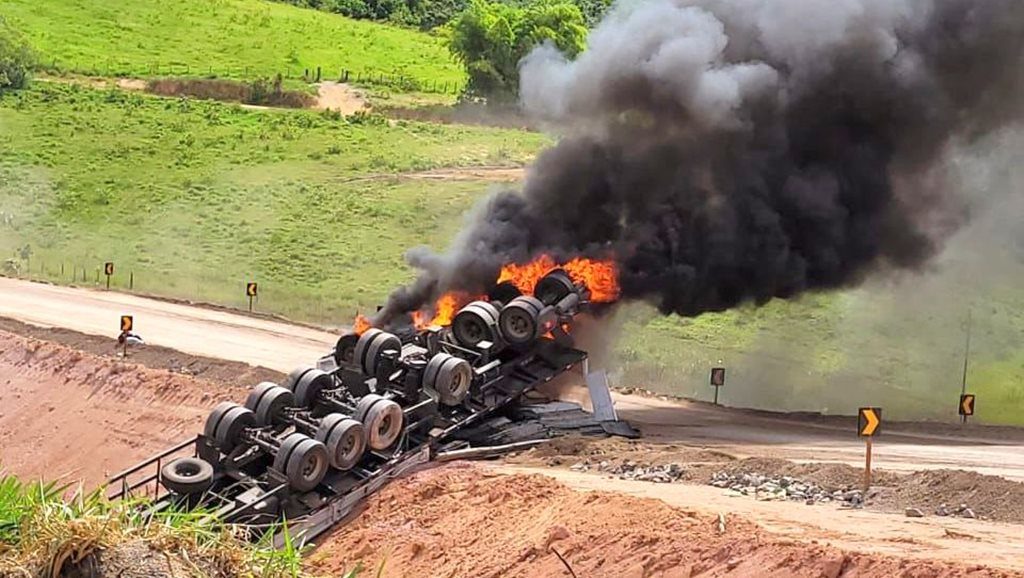 Carreta capota e pega fogo em desvio feito ao lado de cratera na BR-101 em Itamaraju