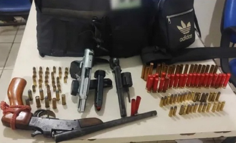 Homem é preso com armas, munições e coletes balísticos; suspeito se identificou como guarda municipal