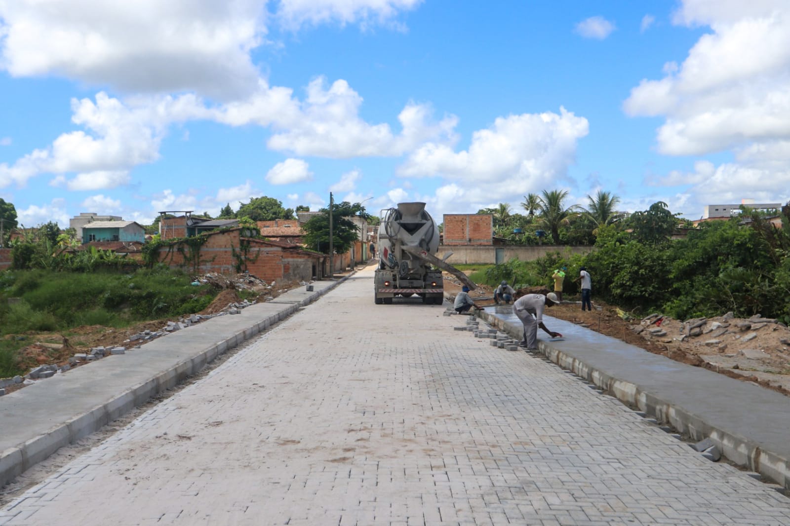 Prefeitura prossegue com obra de pavimentação em rua do bairro Castelinho