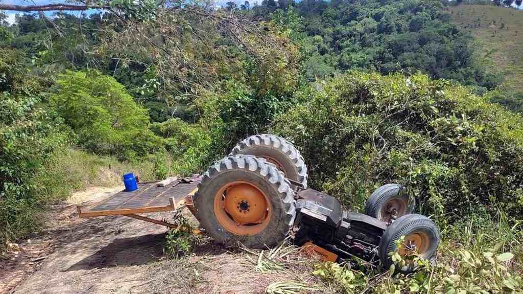 Homem de 33 anos morre em capotamento de trator no interior de Belmonte