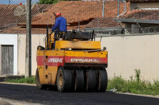 Teixeira: Avenida das Galáxias no bairro Bonadiman começa a receber pavimentação asfáltica