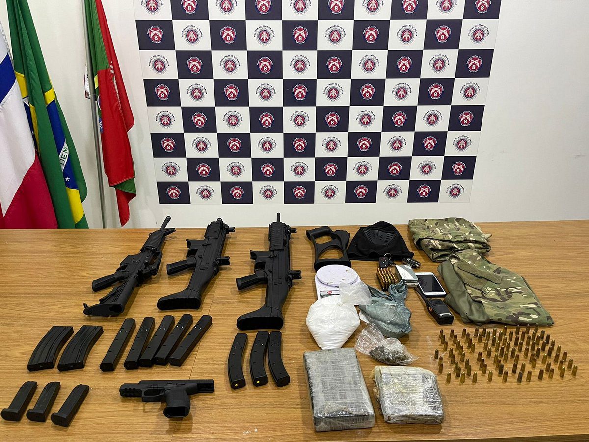 Cães farejadores do 8º BPM encontram fuzil, metralhadora e outras armas enterradas