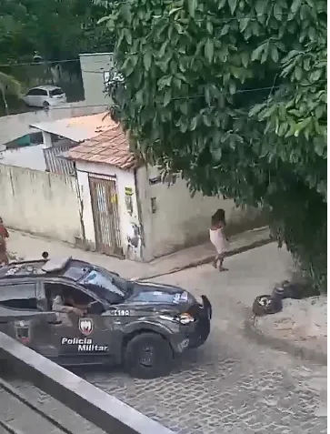 Veja vídeo: Irmãos gêmeos invadem casa durante fuga e trocam tiros com a Polícia Militar