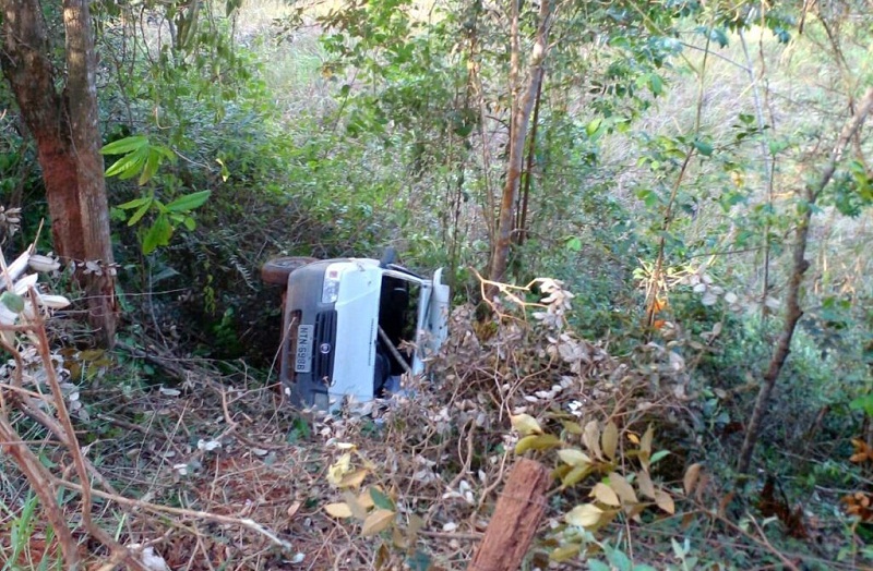 Mulher de 24 anos é arremessada e morre após carro capotar em Guaratinga