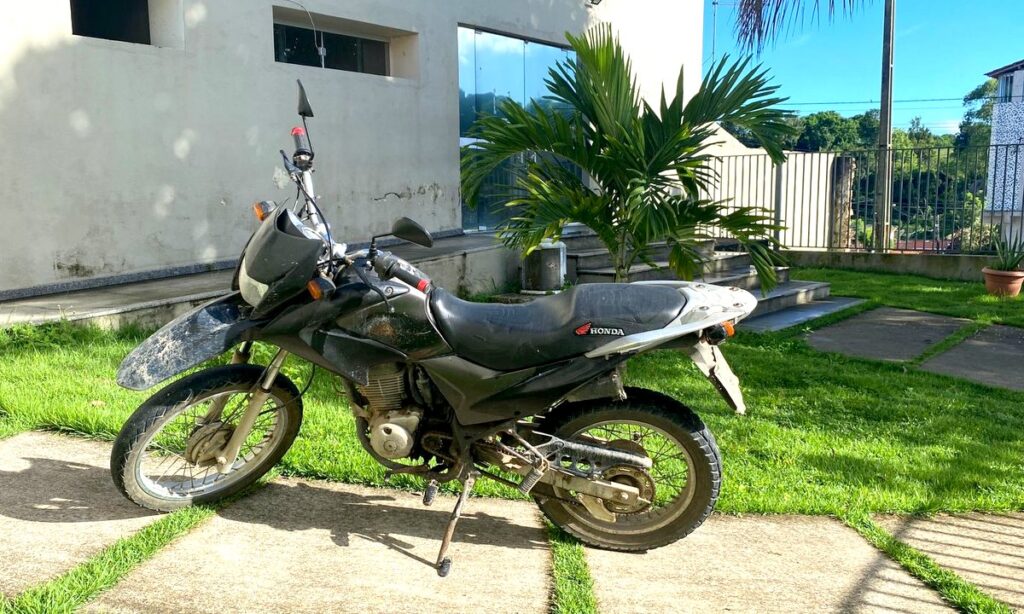 Homem com moto roubada tenta fugir de abordagem, leva tiro e morre, diz Rondesp