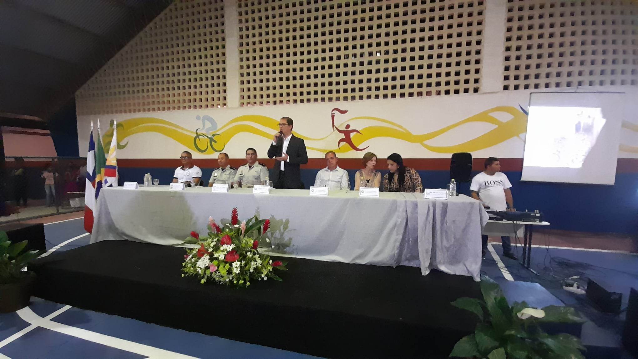 Prefeito Dr. Marcelo participa da solenidade de entrega simbólica do uniforme oficial da Escola Cívico Militar Clélia das Graças Figueiredo