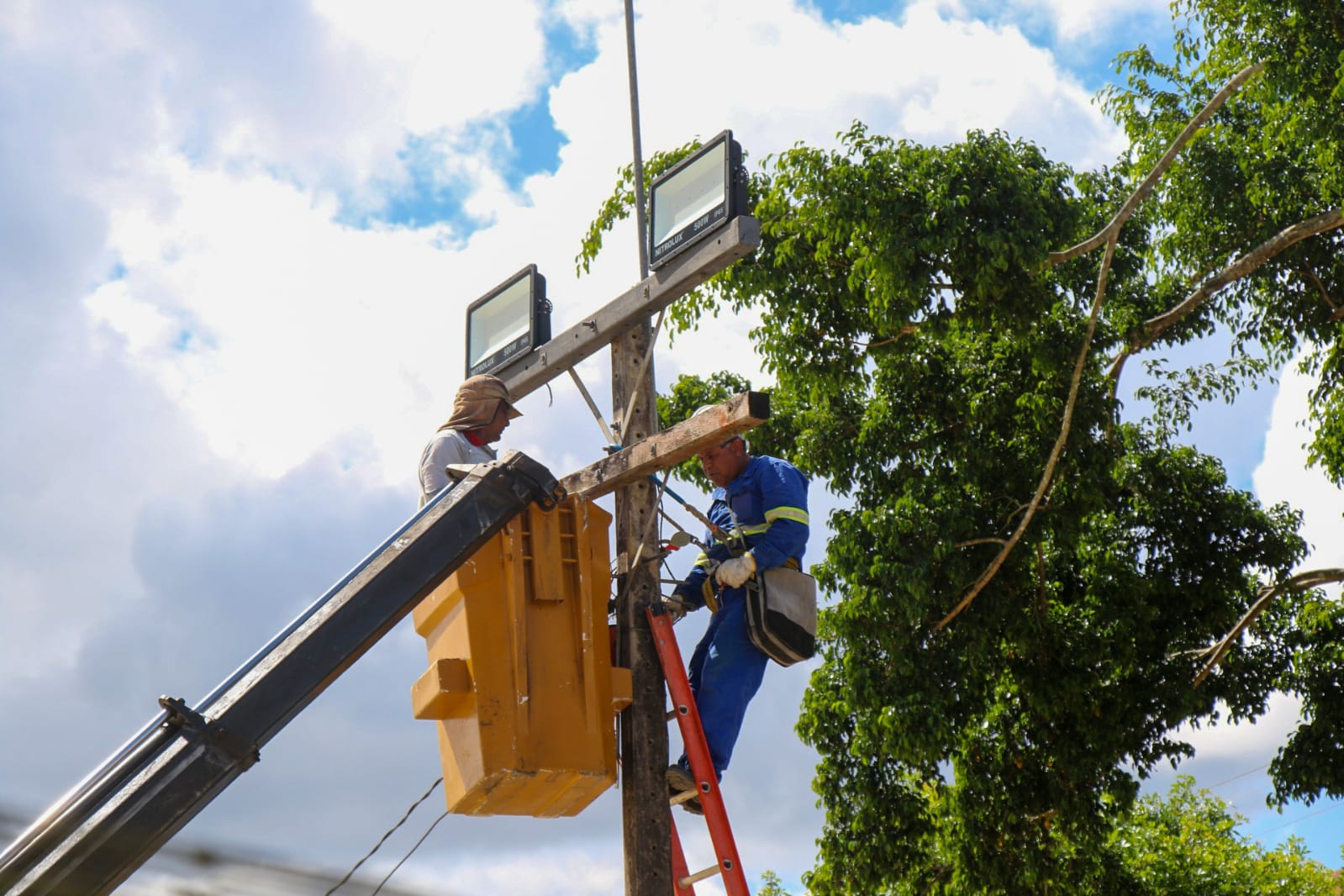 Teixeira: Prefeitura implementa refletores de LED em campo da cidade