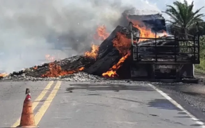 Carreta pega fogo na BR-101 após pane elétrica; acidente deixou trecho de interditado na BA