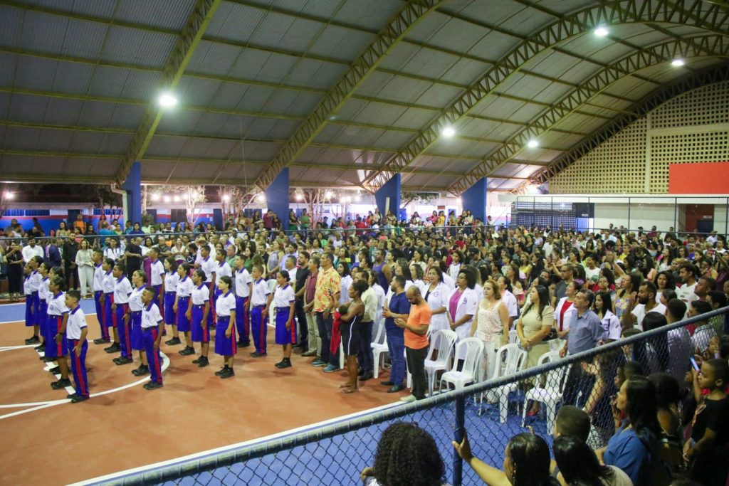 Durante entrega de uniformes aos estudantes da Escola Clélia das Graças Figueiredo, Prefeito Dr. Marcelo anuncia mais investimentos para a educação