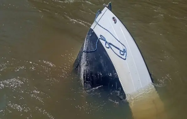 Prado: Barco com família vira em rio na água e homem desaparece