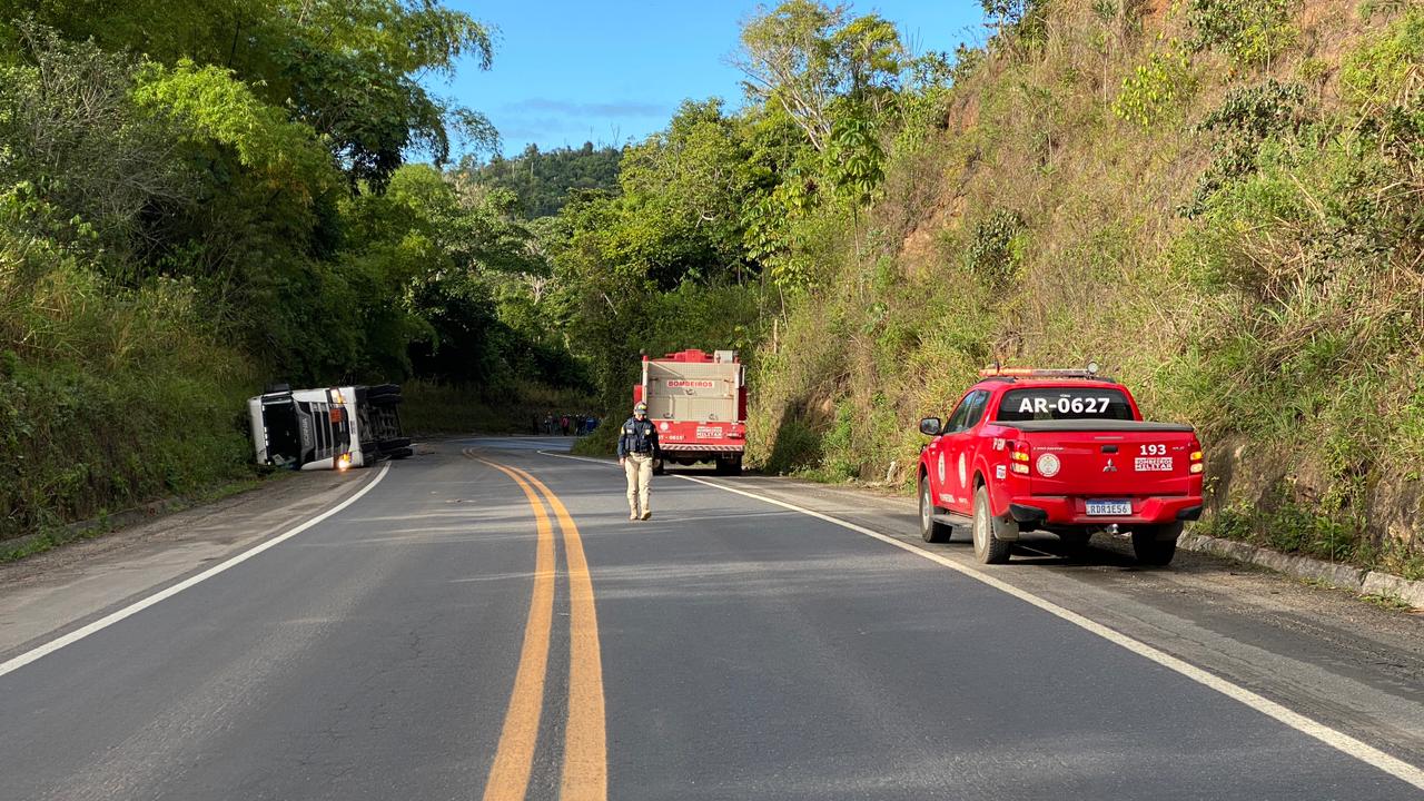 Carreta carregada de combustível tomba na BR-101, entre Eunápolis e Itabela, e rodovia é interditada