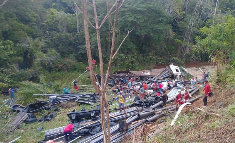 Caminhão carregado de tubos de metal cai em ribanceira na BR 101 em Itamaraju: Motorista é socorrido e carga saqueada