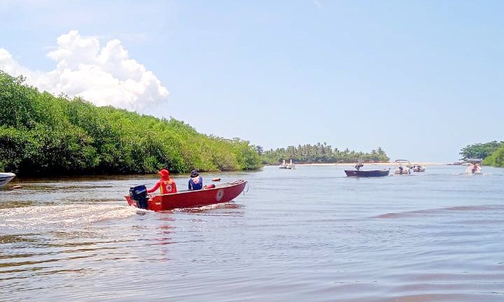 Encontrado corpo de jovem que se afogou depois de salvar casal de turistas na Barra de Caraíva