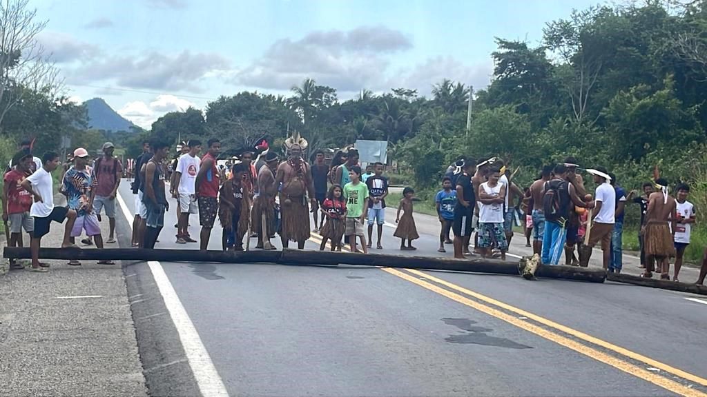 Indígenas bloqueiam BRs 367 e BR-101 em protesto contra marco temporal