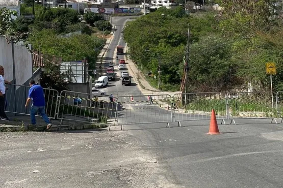 Prefeitura de Teixeira de Freitas interdita a Ladeira da Avenida Brasil para manutenção