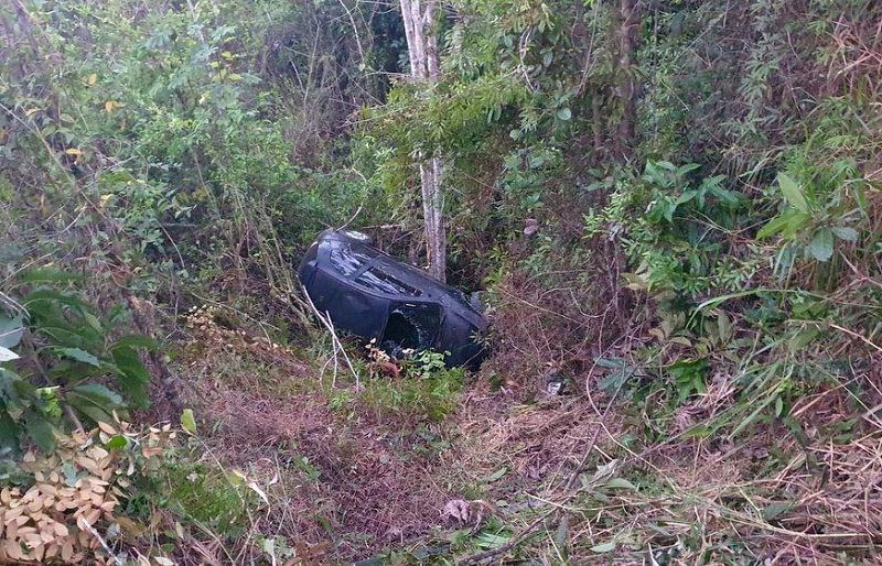 Mulher morre após carro cair em uma ribanceira durante tentativa de ultrapassagem