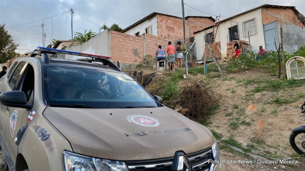 Aposentado que buscava renda extra como pedreiro morre após queda de telhado em Eunápolis