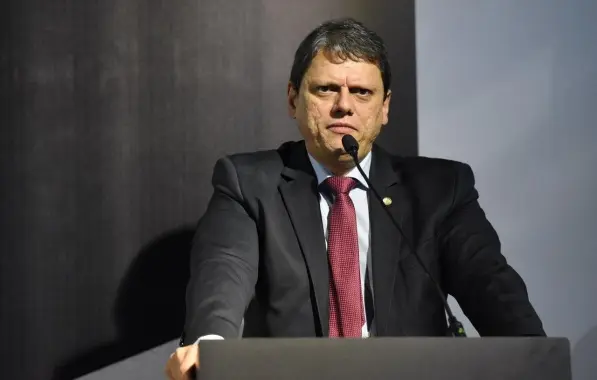 Tarcísio admite deixar Republicanos caso partido entre na base de Lula