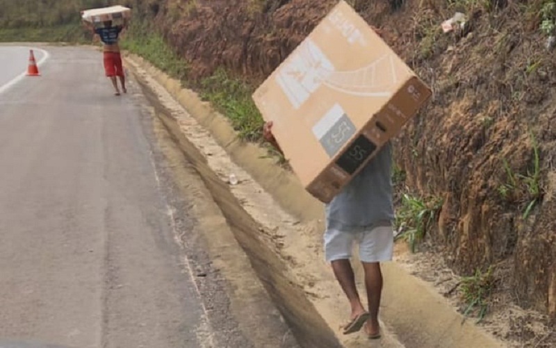 Teixeira: Caminhão com carga de eletrodoméstico tomba na BR 101 e deixa motorista e passageiro feridos; dupla é presa após tentar furtar TVs