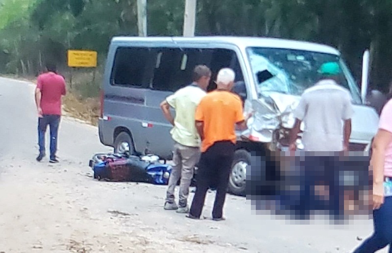 Mucuri: Batida frontal entre Moto e Minibus deixa um morto e um outro ferido no Distrito de Itabatã            Itabatã