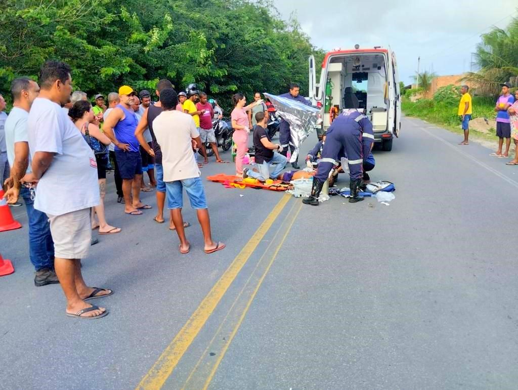 Vendedor ambulante morre ao ser atropelado por caminhão em Porto Seguro