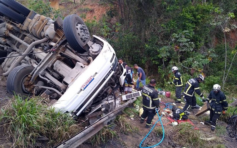 Itamaraju: Motorista morre em acidente e dois homens são presos por furto de carga