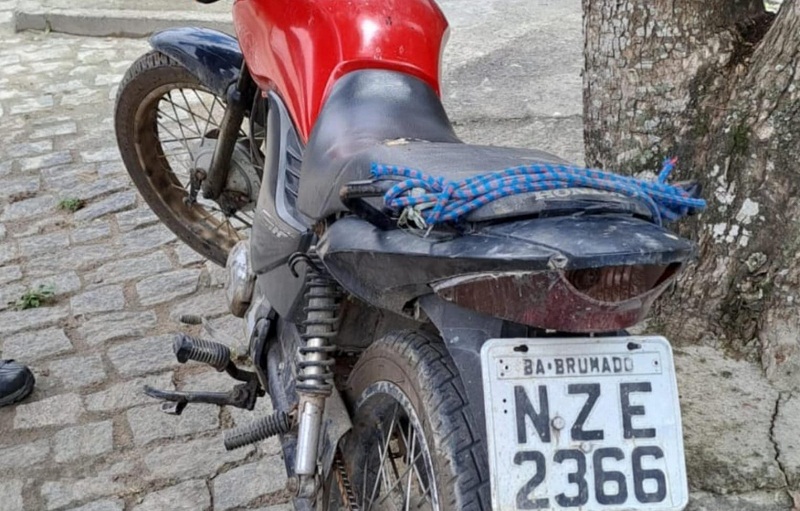 Polícia apreende moto irregular no Bairro São Lourenço em Teixeira