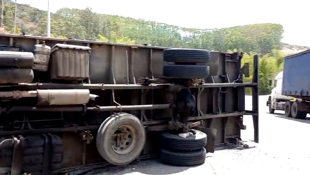 Caminhão tomba na BR-101, em Itagimirim; motorista é socorrido e carga é saqueada