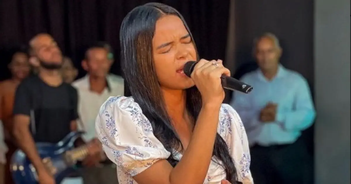 Cantora gospel de 18 anos morre em acidente no sul da Bahia