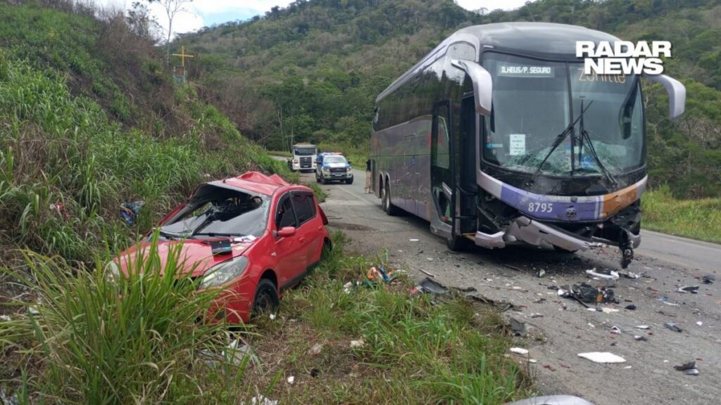 Quatro pessoas da mesma família morrem após batida entre carro e ônibus