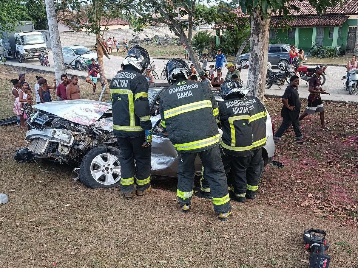 Casal é resgatado de carro retorcido após colisão com caminhão na BR-367