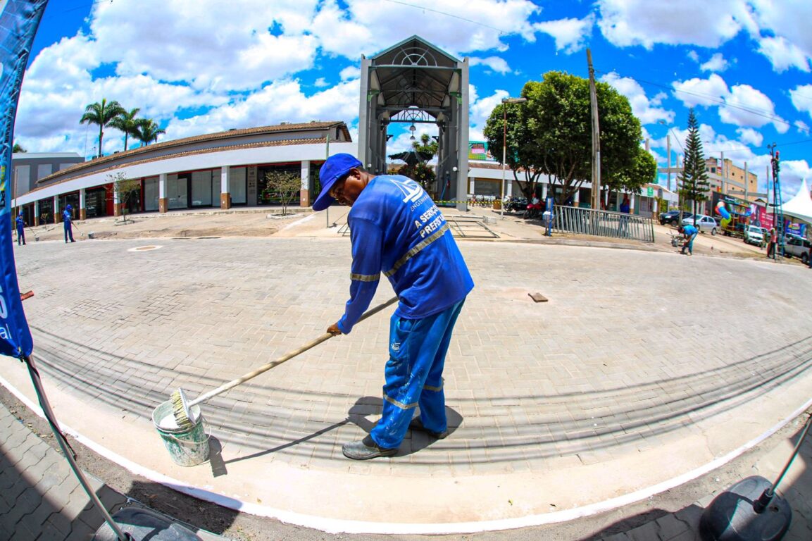 Teixeira: Prefeitura realiza mutirão de limpeza em ruas no entorno do Shopping Teixeira Mall