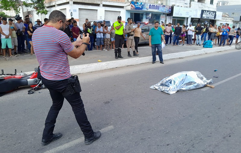 Tragédia: Motociclista de Delivery morre grave acidente com caminhão no Centro de Teixeira de Freitas