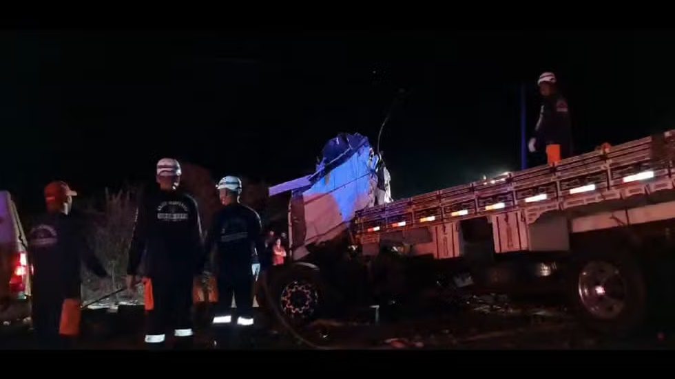 Acidente entre ônibus e caminhão deixa 25 mortos e seis feridos na Bahia