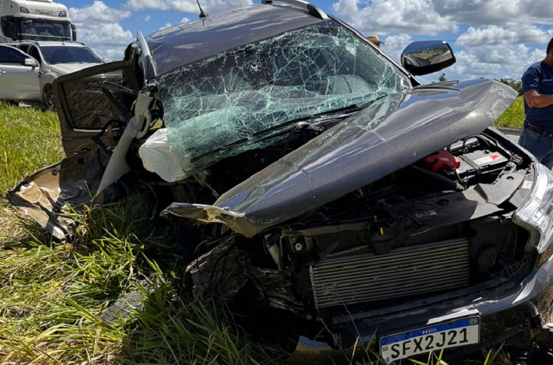 Homem morre após carro que dirigia bater de frente com outro veículo na BR 10, entre Teixeira e Itamaraju