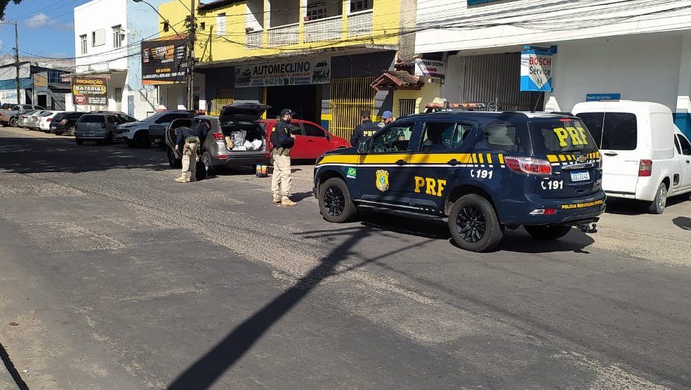 PRF prende homem acusado de assassinato e posse de carro roubado