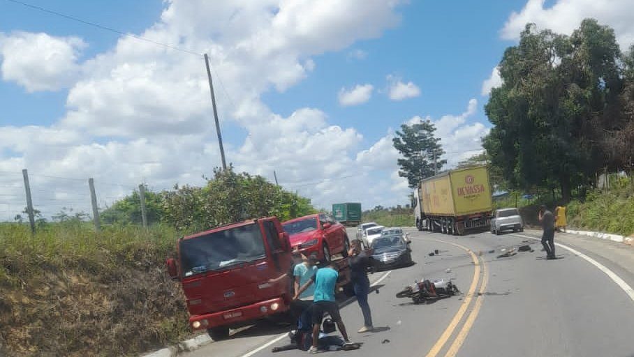 Mototaxista morre após colisão com carreta na BR-101 perto de Eunápolis