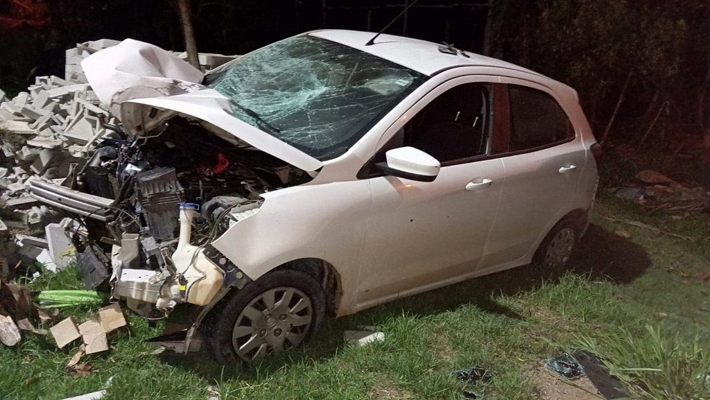 Dois assaltantes morrem em troca de tiros com a PM após roubar carro e colidir com poste