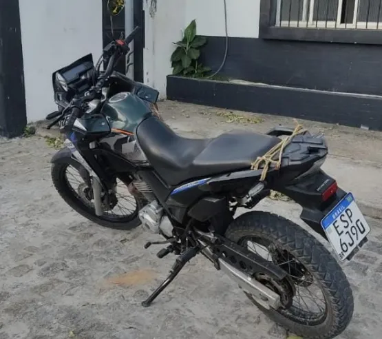 Mulher é presa em Teixeira de Freitas com moto com adulteração de sinal de identificação