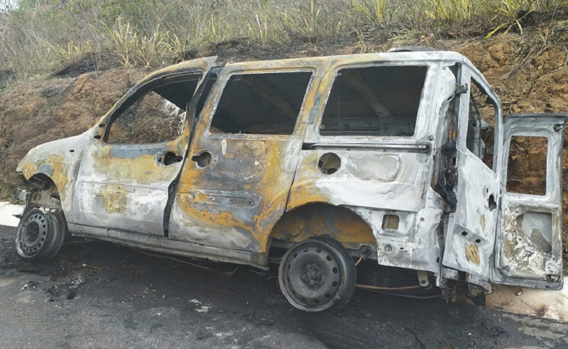 Perigo: Veículo pega fogo após sair da pista na BR 101 entre Teixeira e Itamaraju