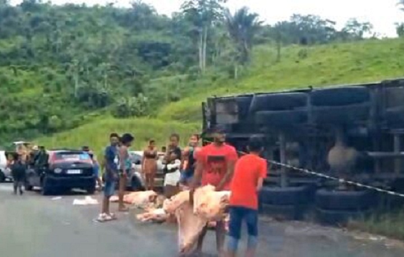 Carreta que levava carne para Porto Seguro tem carga saqueada após tombar