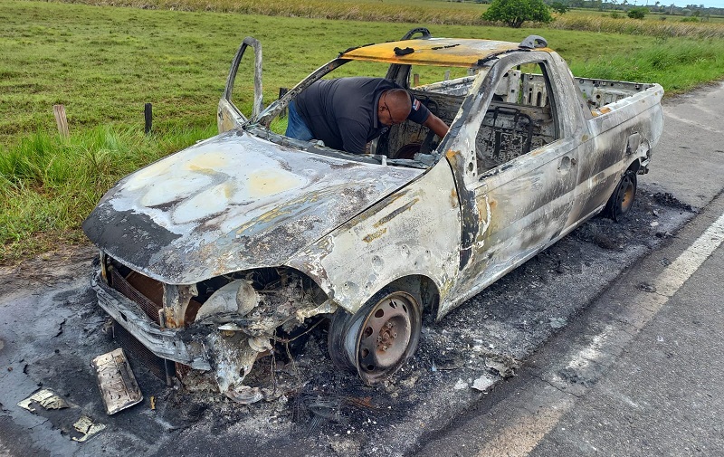 Violência: Corpo carbonizado é achado dentro de carro em chamas em Caravelas; carro foi locado por morador de Teixeira