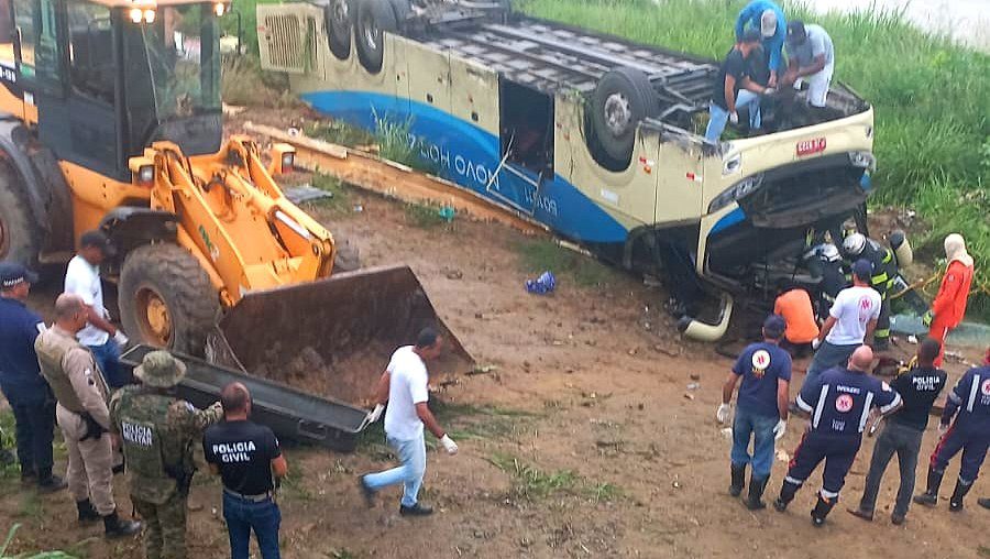 Ônibus de excursão com destino a Porto Seguro tomba e deixa vários mortos