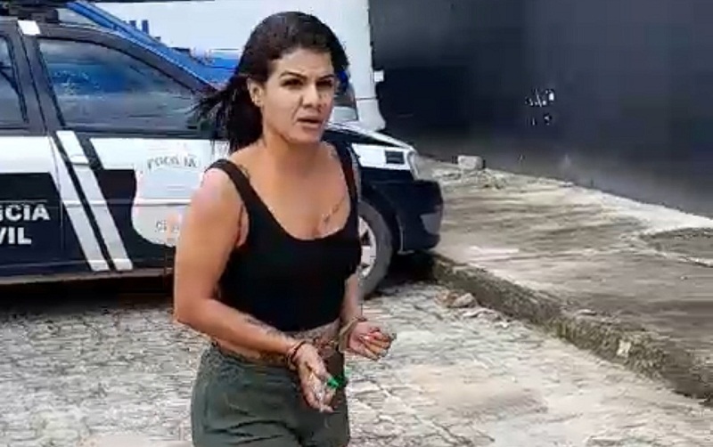 Prado: PM prende mulher suspeita de envolvimento com o tráfico de drogas no Bairro Portelinha