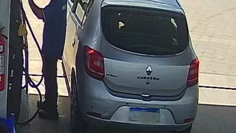 Após roubo de carro, dupla abastece veículo e foge sem pagar, mas acaba presa