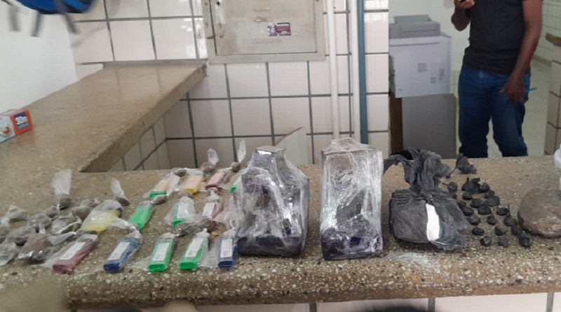 Teixeira: RONDESP e PRF prendem dois suspeitos e apreendem quase 2 kg de drogas no Vila Caraípe