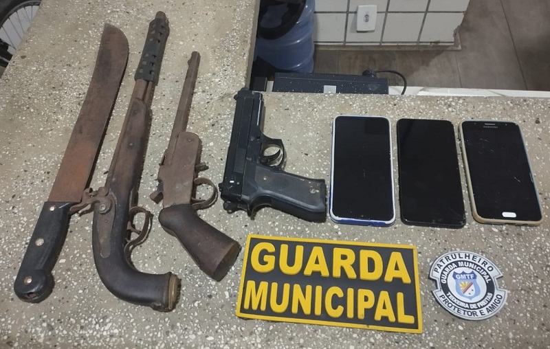 Teixeira: Agentes da Guarda Municipal prendem homem com armas de fogo e simulacro de pistola no centro da cidade